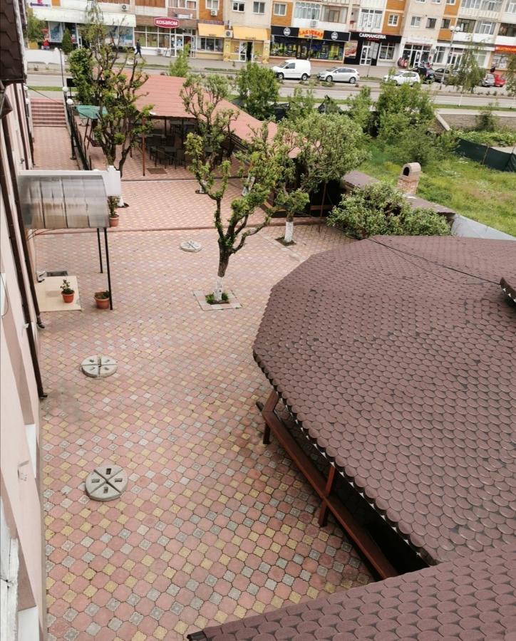 Aparthotel Habibi Pascani Esterno foto